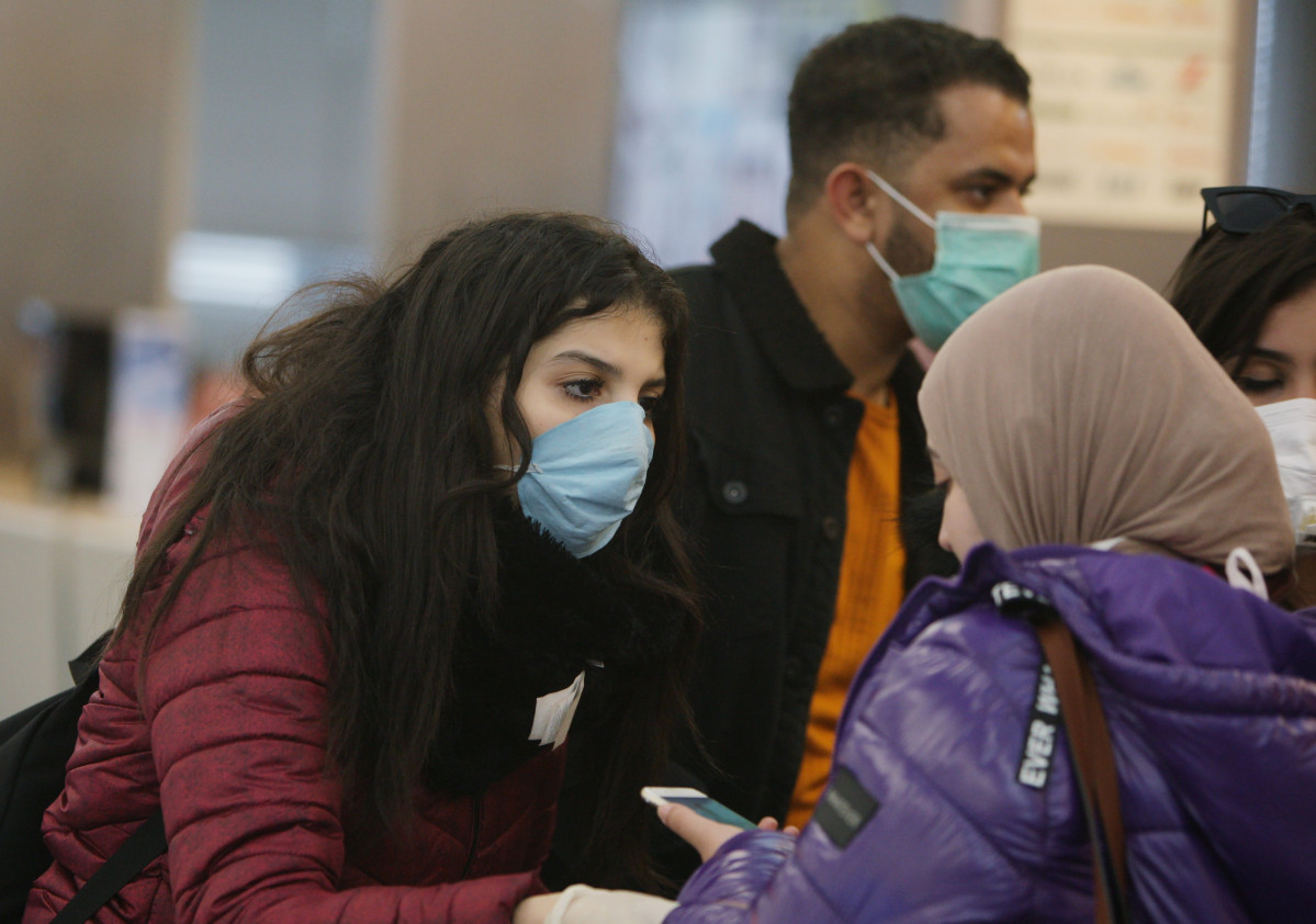 Passatgers amb mascareta a l'Aeroport de Schiphol, en la capital de Països Baixos, Amsterdam, durant la pandèmia de coronavirus