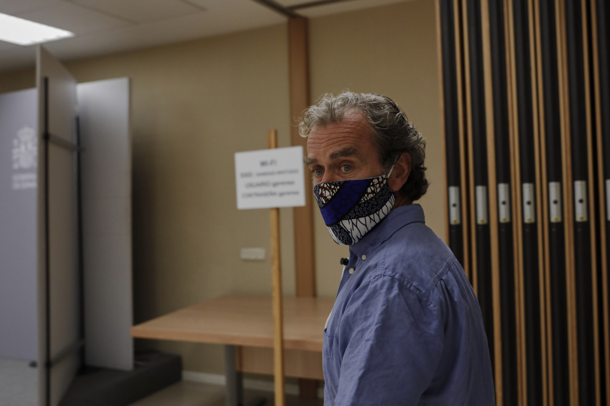 El director de el Centre de Coordinació d'Alertes i Emergències Sanitàries, Fernando Simón, a l'arribar per oferir una roda de premsa per informar de l'evolució de la COVID-19, a la Seu de l'Ministeri de Sanitat a 10 d'agost de 2020.