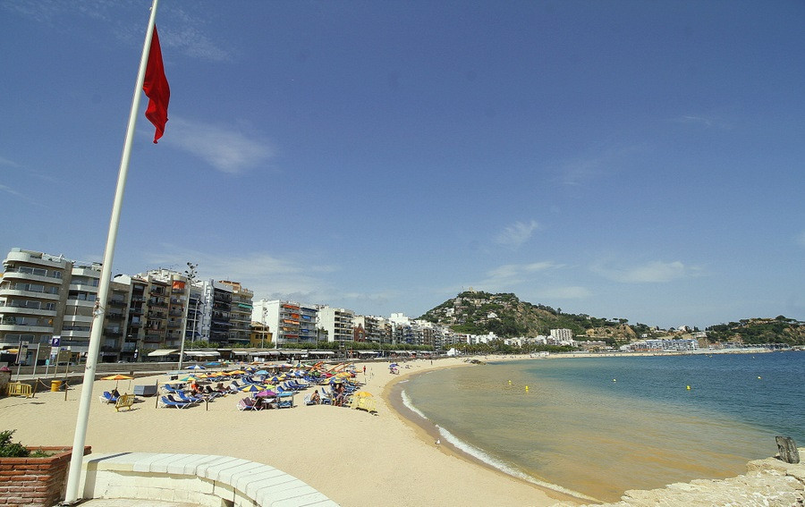 La bandera vermella que prohibeix el bany, hissada a la platja de Blanes Centre, després de l'abocament d'aigua potable a la veïna localitat de Lloret de Mar (Girona), aquest dimarts 11 d'agost de l'any 2020.