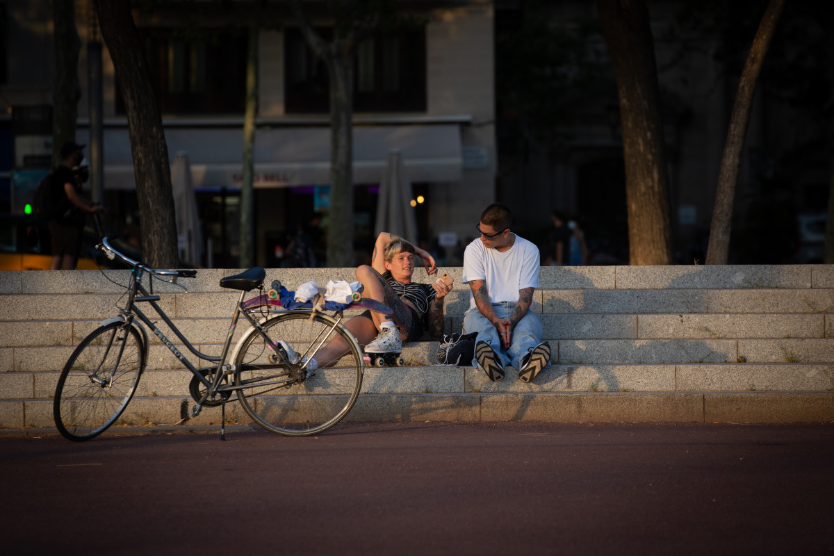 Dos joves al costat d'una bicicleta a Barcelona, Catalunya (España), a 28 de juliol de 2020.
