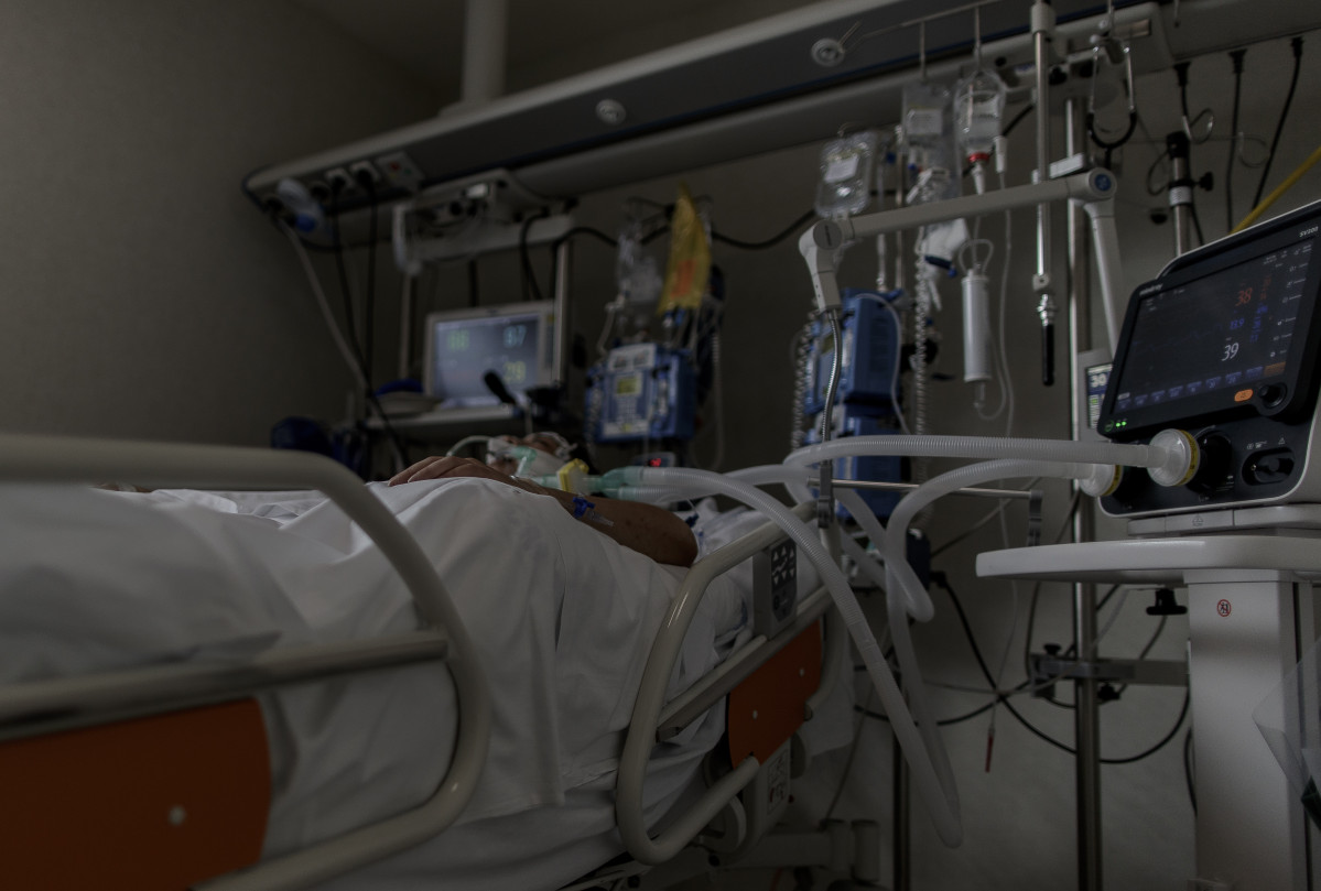 Personal sanitari atén un pacient ingressat a la Unitat de Cures Intensives de l'Hospital Infanta Sofia a Sant Sebastià dels Reis (Madrid). A Sant Sebastià dels Reis, Madrid, (Espanya), a 28 d'abril de 2020.