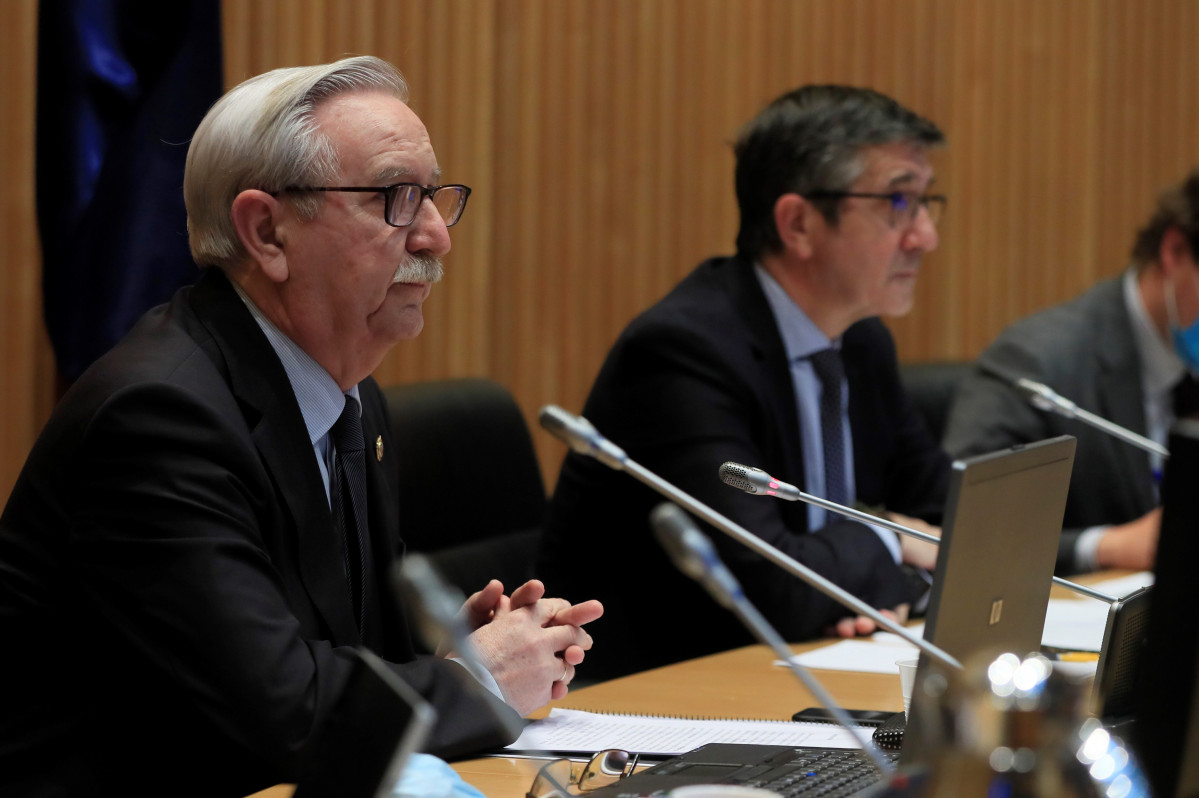 El president de la Comissió per a la Reconstrucció Social i Econòmica de Congrés, Patxi López (d), al costat de l'representant de l'Organització Mèdica Col·legial, Serafín Romero, a Madrid (Espanya), a 2 de juny de 2020.