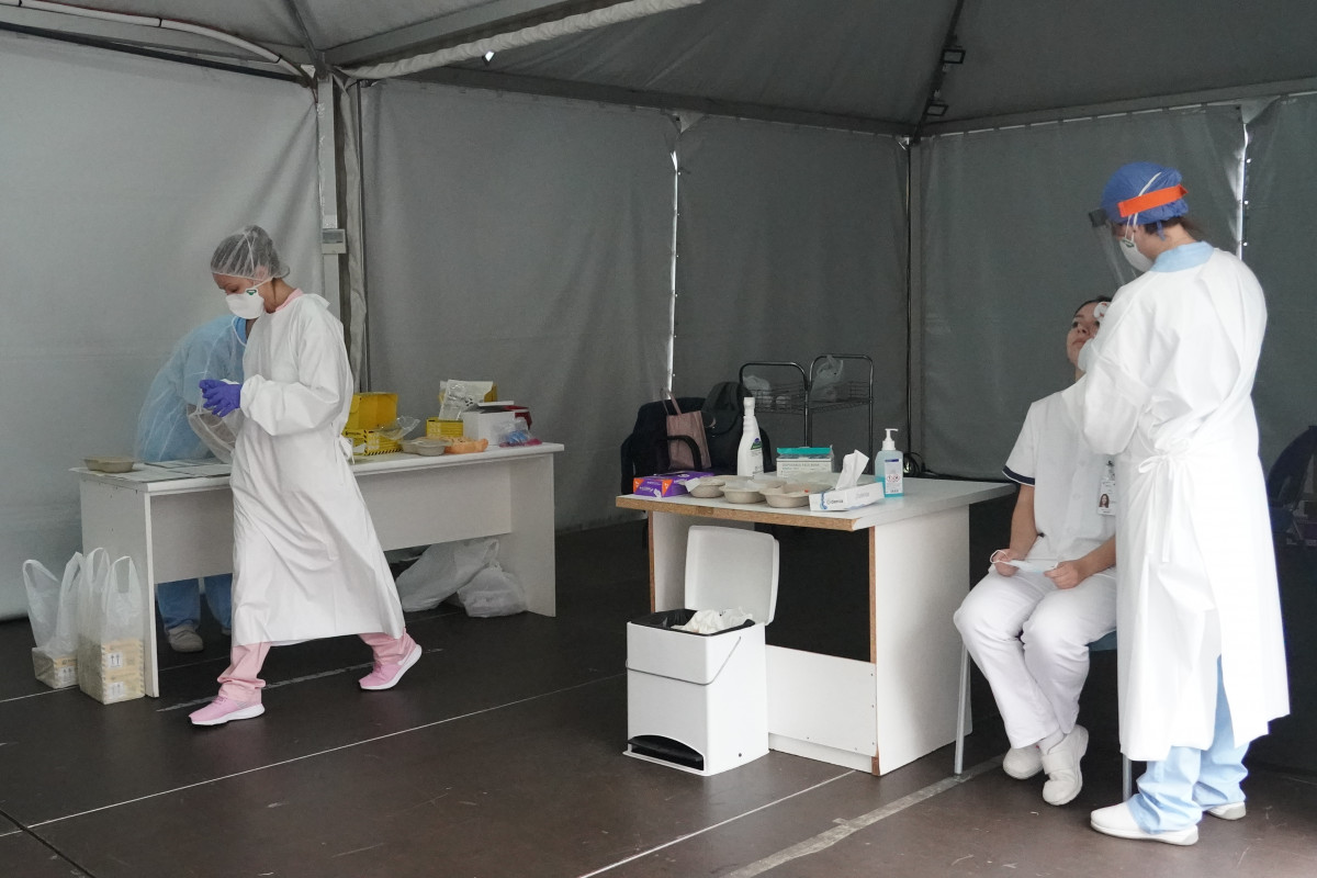 Treballadors sanitaris realitzen test d'Covid-19