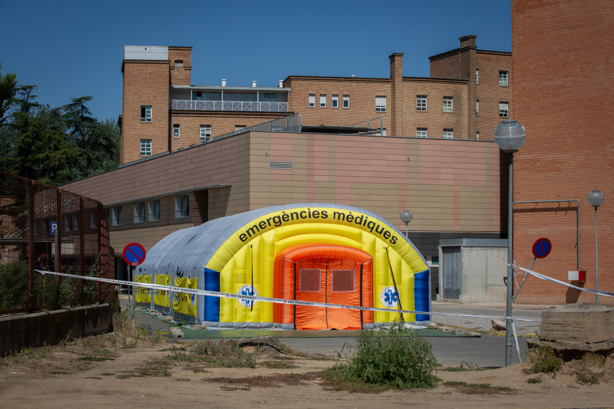 Hospital de campanya per atendre malalts de coronavirus al costat de l'Hospital Universitari Arnau de Vilanova de Lleida, capital de la comarca de Segrià, a Lleida. Foto d'arxiu