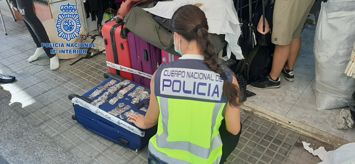 Intervinguts més de 1.600 productes falsificats de marques de luxe a Torroella i Lloret