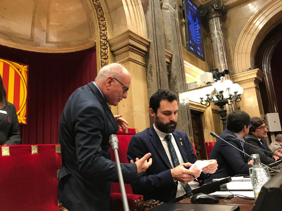 El president de Parlament, Roger Torrent, assistit pel secretari general de la Cambra, Xavier Muro (ARXIU).