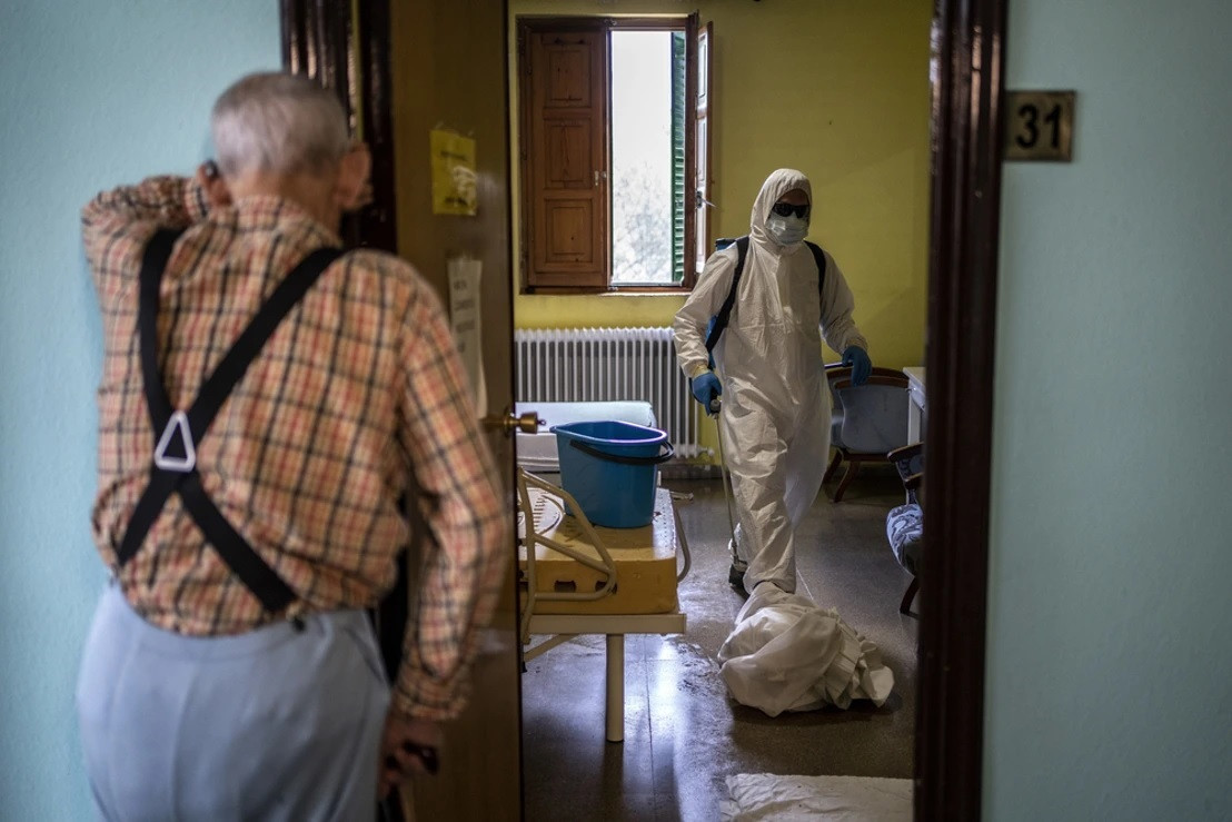 EuropaPress 3279911 ancià contempla residència actuació personal sanitari