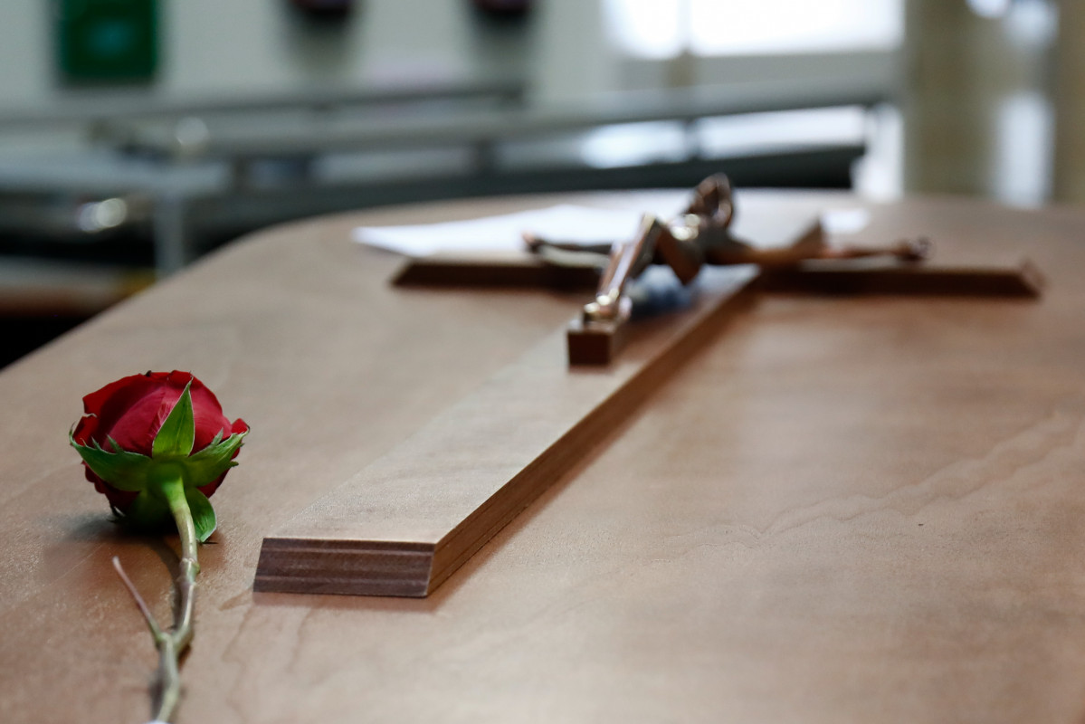 Una rosa, col·locada pels Serveis Funeraris de Madrid, adorna un fèretre que espera a la incineració a la sala prèvia de l'Crematori de cementiri de l'Almudena durant la pandèmia de coronavirus a Madrid, Espanya, a 13 d'abril de 2020.