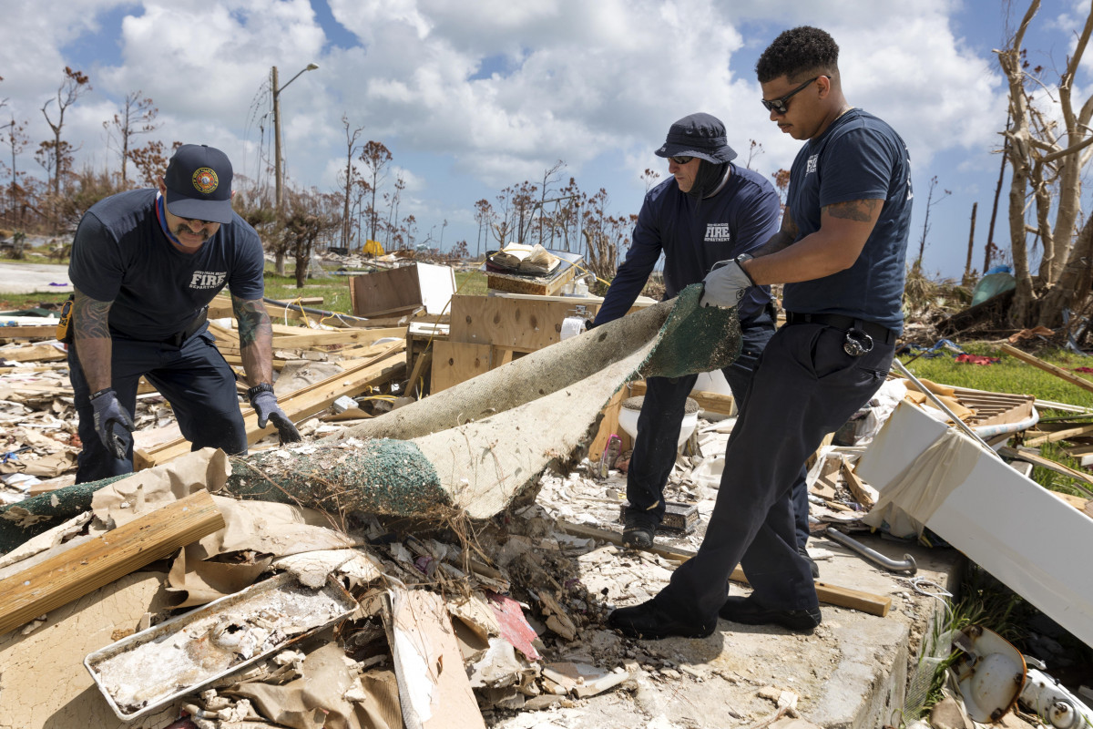 EuropaPress 2376454 17 september 2019 us grand bahama west palm firefighters scott remove the