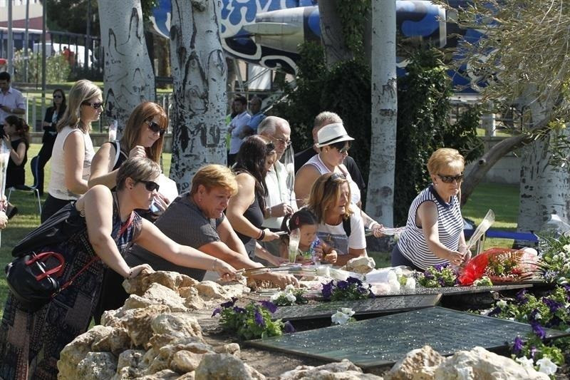 Familiars de les víctimes de l'accident de Spanair ret homenatge als morts en el desè aniversari