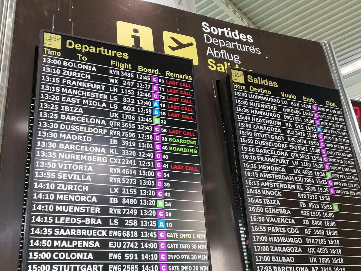 Pantalles amb informació sobre vols a l'aeroport de Palma.