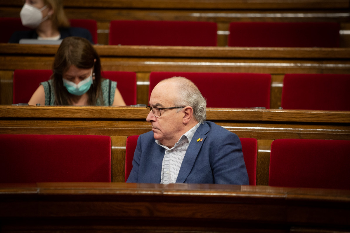 El conseller d'Educació de govern català, Josep Bargalló, al Parlament català durant la segona sessió plenària monogràfica sobre la gestió de les residències per a gent gran i per a persones amb discapacitat durant la pandèmia de l'COVID