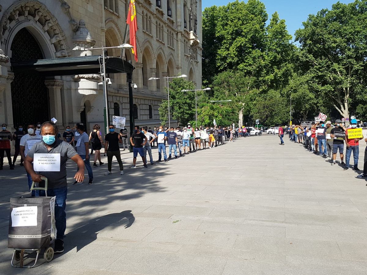 Concentració de les anomenades 'cues de la fam' a Cibeles