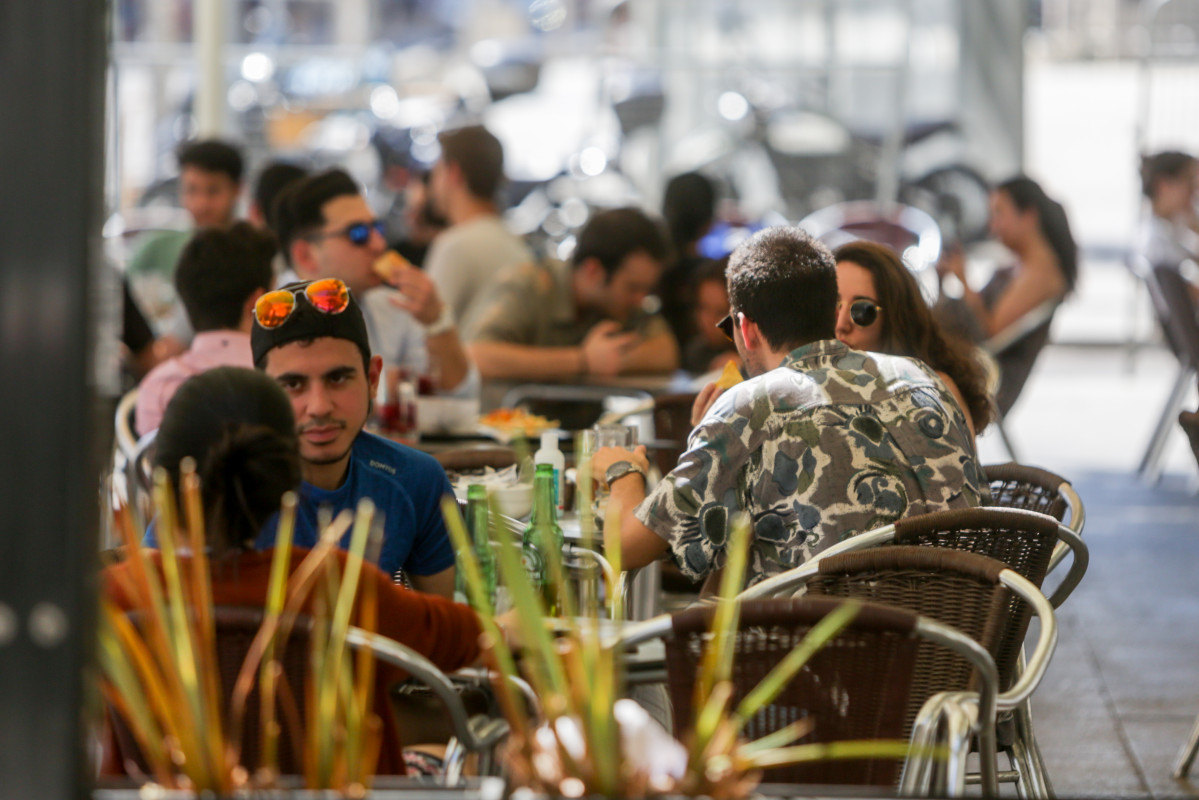 Diverses persones en una terrassa d'un restaurant de Madrid