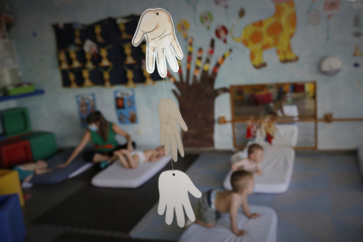 Diversos nens es disposen a descansar a l'Escola Infantil Glòria Fortes, el dia de la seva reobertura després de la parada pel coronavirus a Arganda de Rei, Madrid (Espanya)