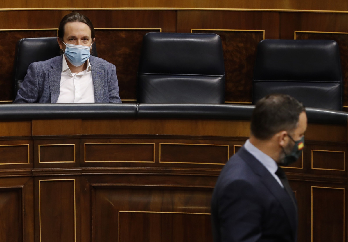 El president de Vox, Santiago Abascal, passa davant de l'escó de el vicepresident segon de Govern, Pablo Iglesias
