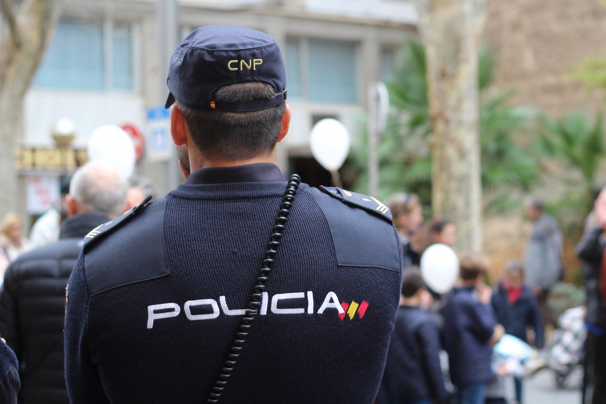 Un agent de la Policia Nacional, d'esquena.