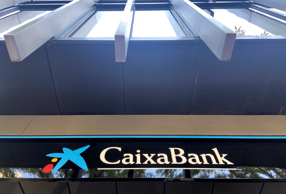 Logotip de Caixabank en una de les seves oficines a Madrid (Espanya).