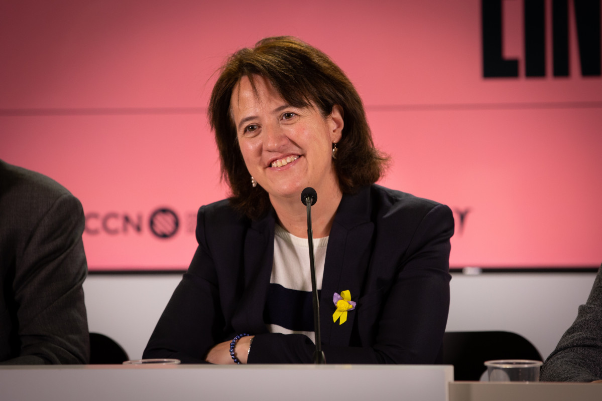 La presidenta de l'Assemblea Nacional Català (ANC), Elisenda Paluzie, ofereix declaracions als mitjans de comunicació contra la victòria dels independentistes a les eleccions a la Cambra de Comerç.