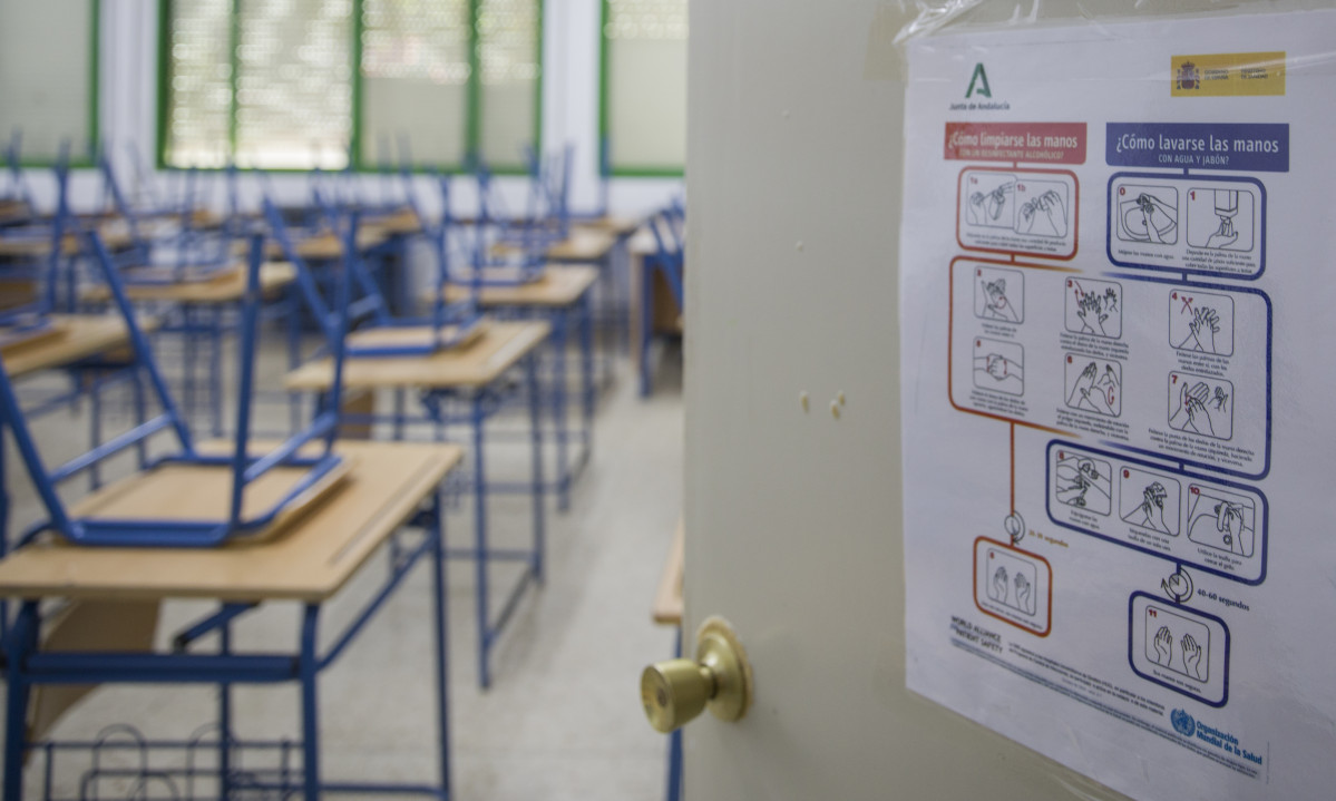 Cartell recordant les mesures de seguretat a la porta de les aules de l'IES Carlos Hi hagi davant el nou curs escolar. A Sevilla, (Andalusia, Espanya), a 26 d'agost de 2020.