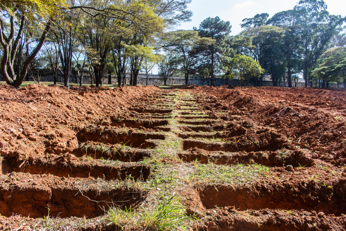 Tombes excavades en un cementiri per a víctimes de l'coronavirus a Sao Paulo, Brasil
