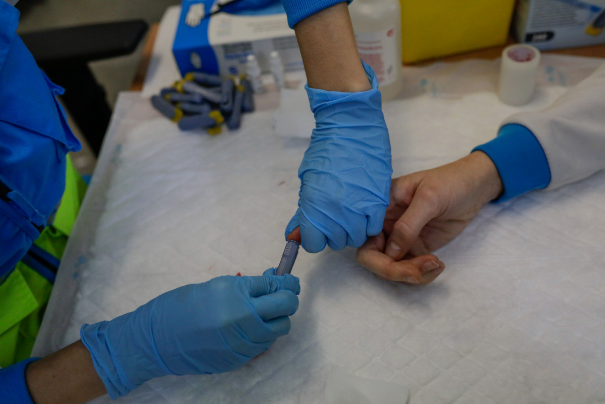 Un sanitari fa un test per detectar el Covid-19.