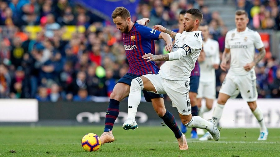 Rakitic i Sergio Ramos en un Barça-Madrid