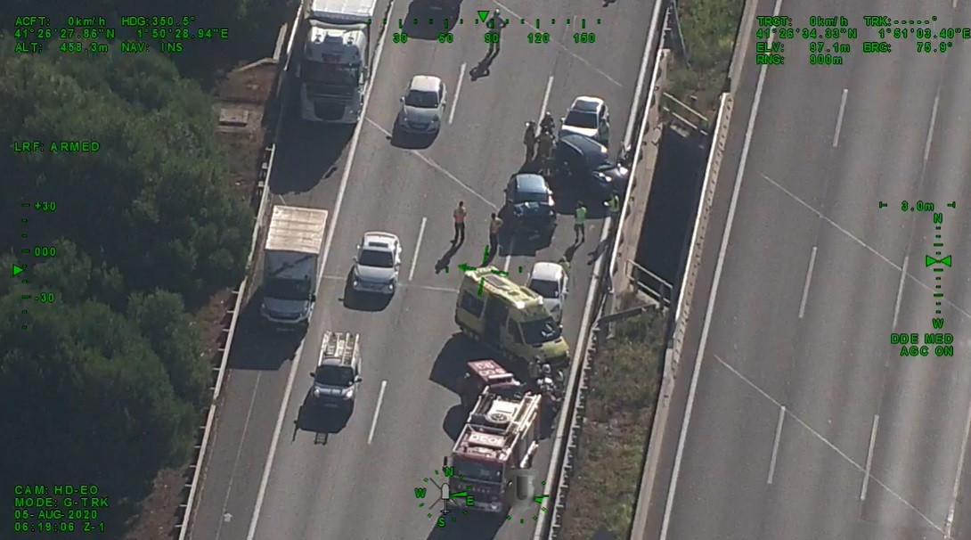 Un accident a l'autopista AP-7 a l'altura de Gelida (Barcelona), en el qual estan implicats quatre vehicles, deixa retencions en sentit sud i una persona ferida lleu. A Gelida (Barcelona), el 5 d'agost de 2020.