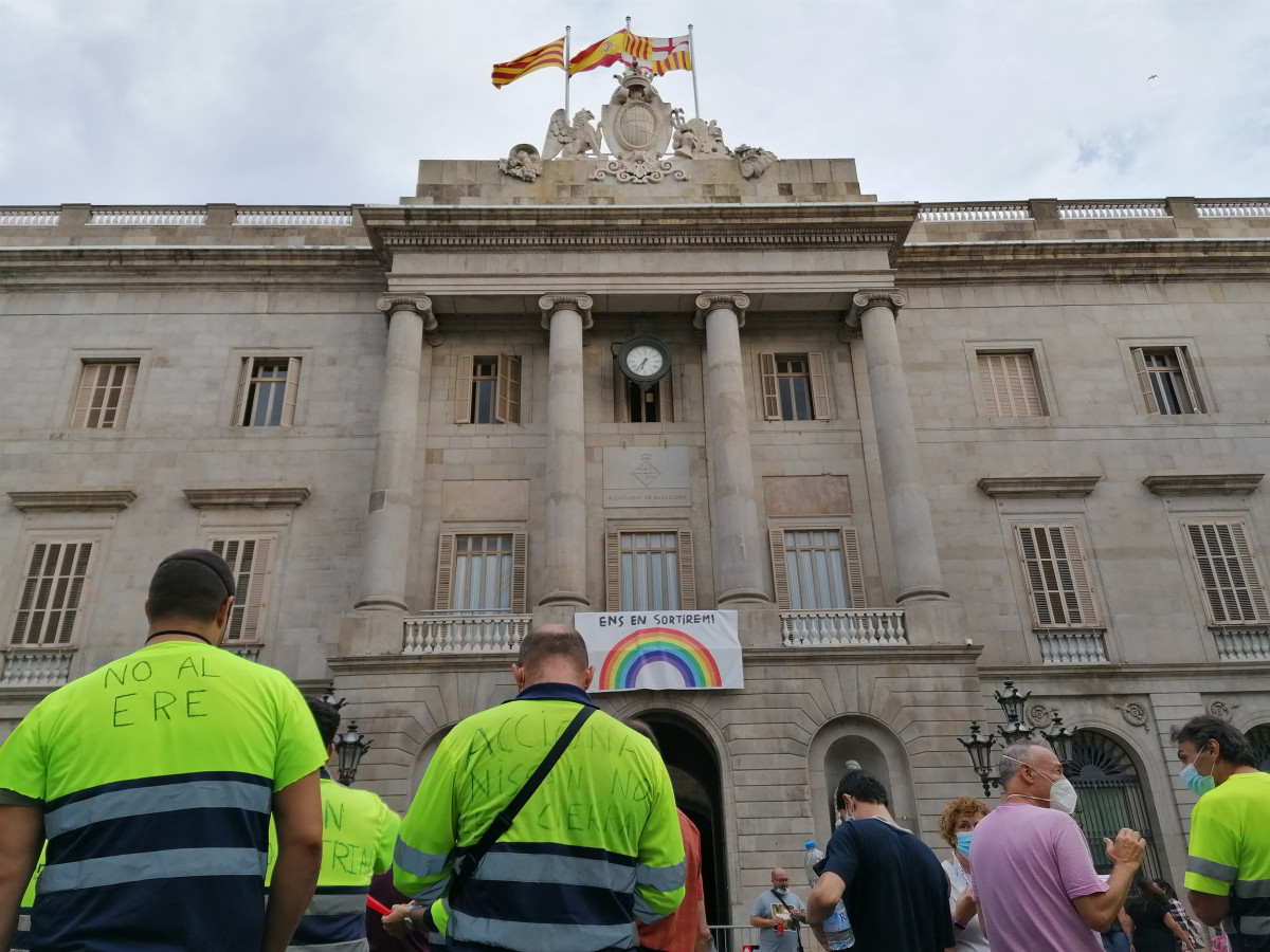 Uns 200 Treballadors d'Acciona Facility Services, subcontracta de Nissan a les plantes de Barcelona, és manifestin a la plaça Sant Jaume de Barcelona, l'1 de setembre de 2020.