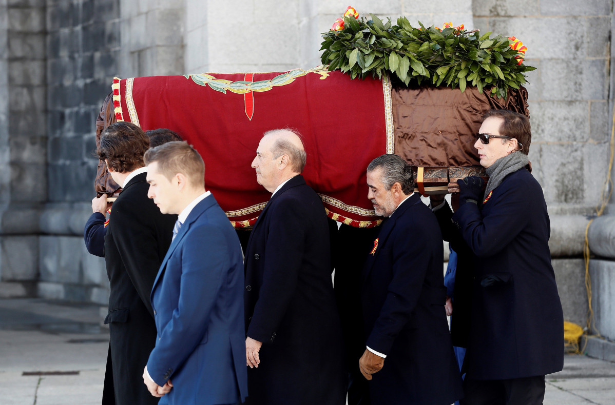 Els néts de Francisco Franco, Francis Franco (i) i Jaime Martínez Bordiú (c) porten el fèretre de l'dictador després de l'exhumació en d'al Valle de los Caídos i abans de la seva traslladat a l'cementiri del Pardo-Mingorrubio per a la seva reinhumació, a Madrid , a 2