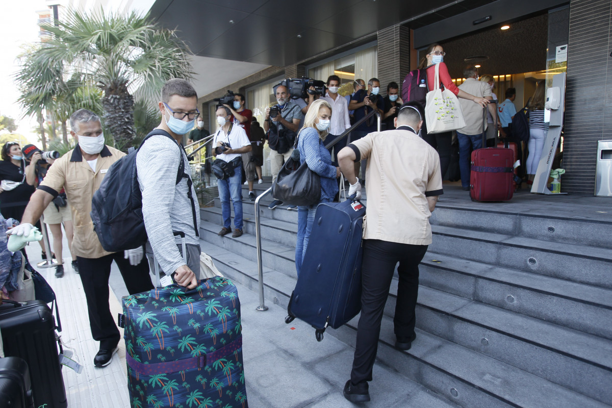Turistes alemanys arribant al seu hotel en el primer dia de el projecte pilot de reobertura de l'turisme a les Balears.