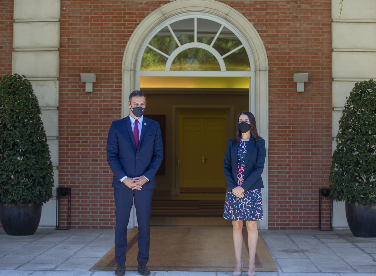 El president de Govern, Pedro Sánchez; i la presidenta de Ciutadans, Inés Arrimadas García, posen al Palau de la Moncloa, abans de l'inici de la reunió, a Madrid (Espanya), a 2 de setembre de 2020. T