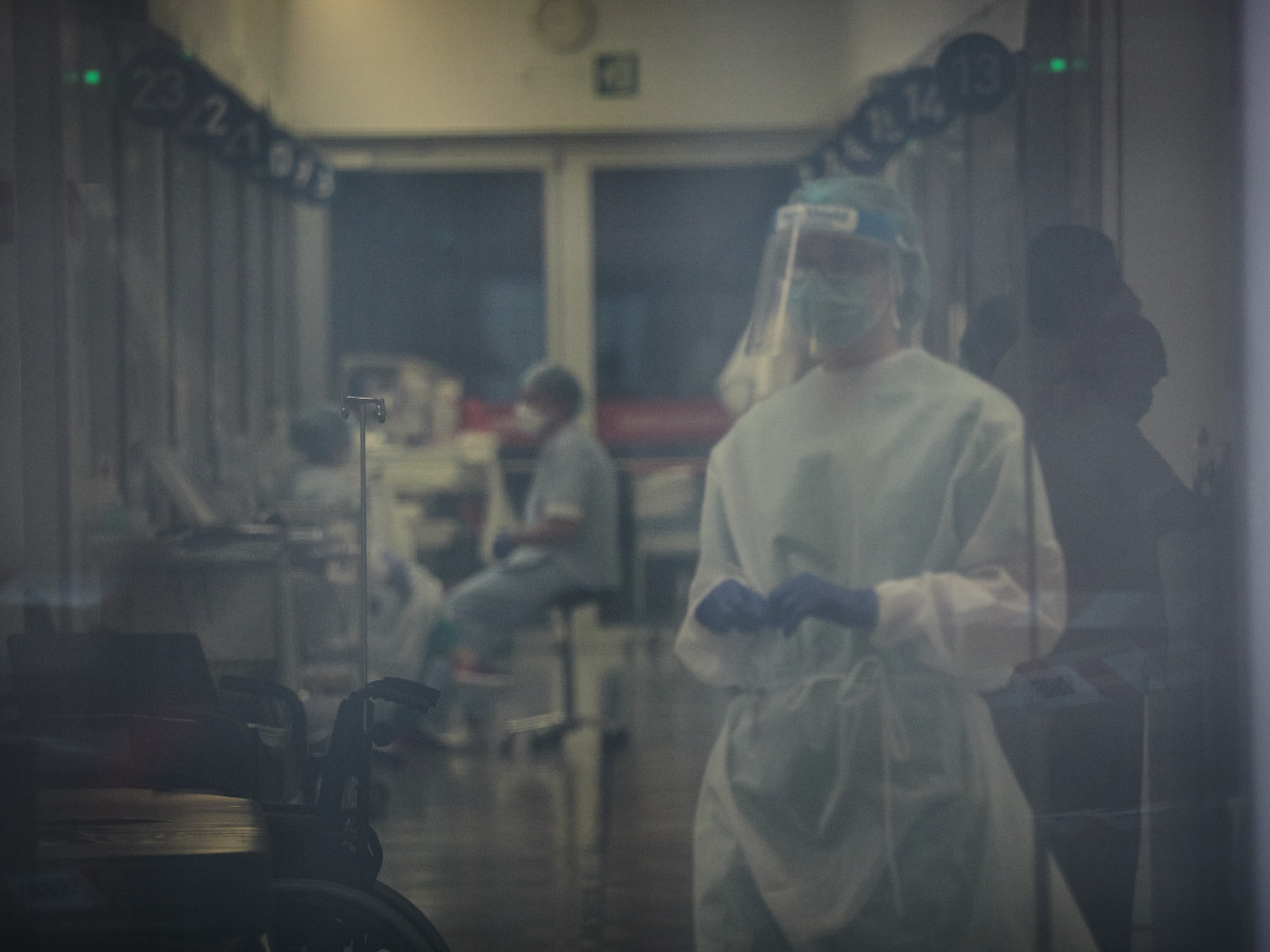 Treballadors sanitaris a l'interior de l'Complex Hospitalari de Navarra durant la pandèmia de Covid-19.