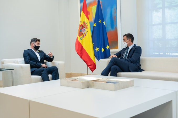 El president Pedro Sánchez amb el portaveu d'ERC, Gabriel Rufián