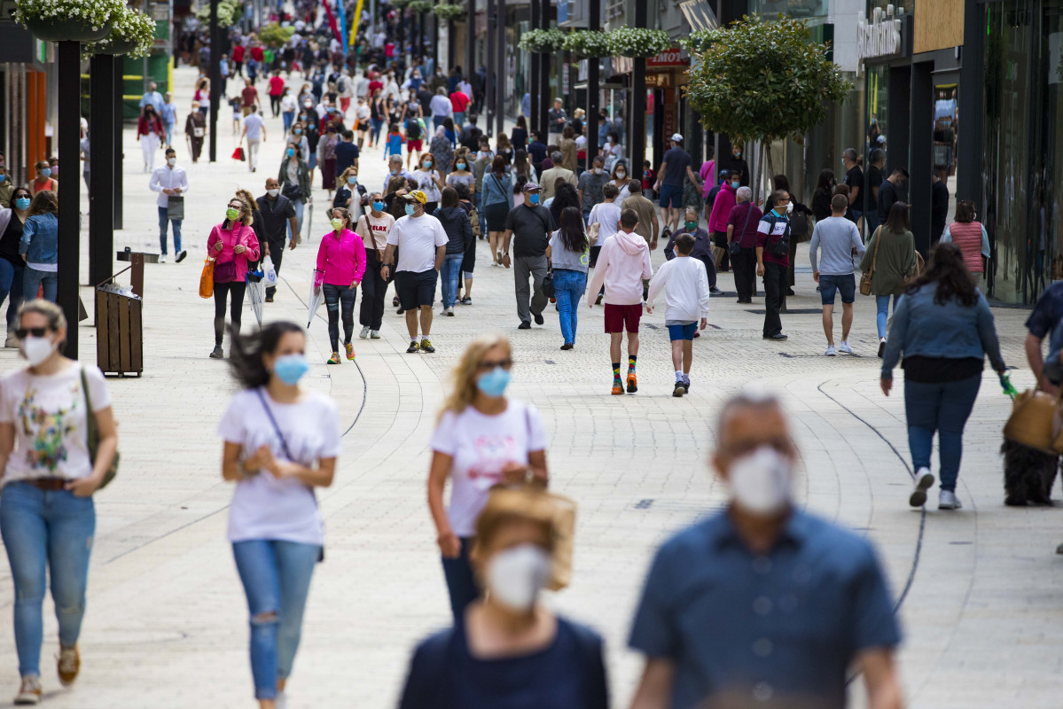L'avinguda Meritxell d'Andorra, 1 de juny de l'any 2020, Quan van reobrir a els Comerços després de dir el confinament paper coronavirus.