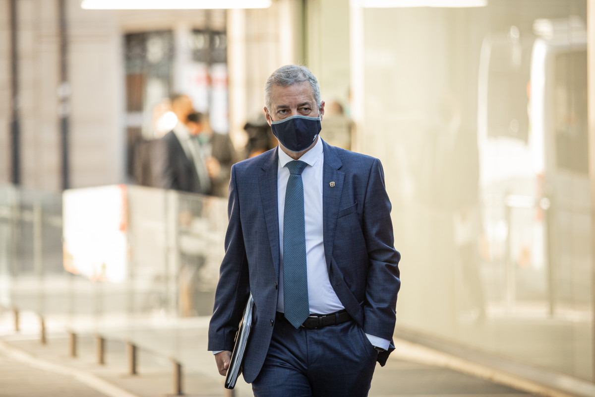 El lehendaki Iñigo Urkullu es dirigeix a el Parlament Basc per assistir a l'ple en què renovarà el seu càrrec de per tercer mandat consecutiu a 3 de setembre de 2020.