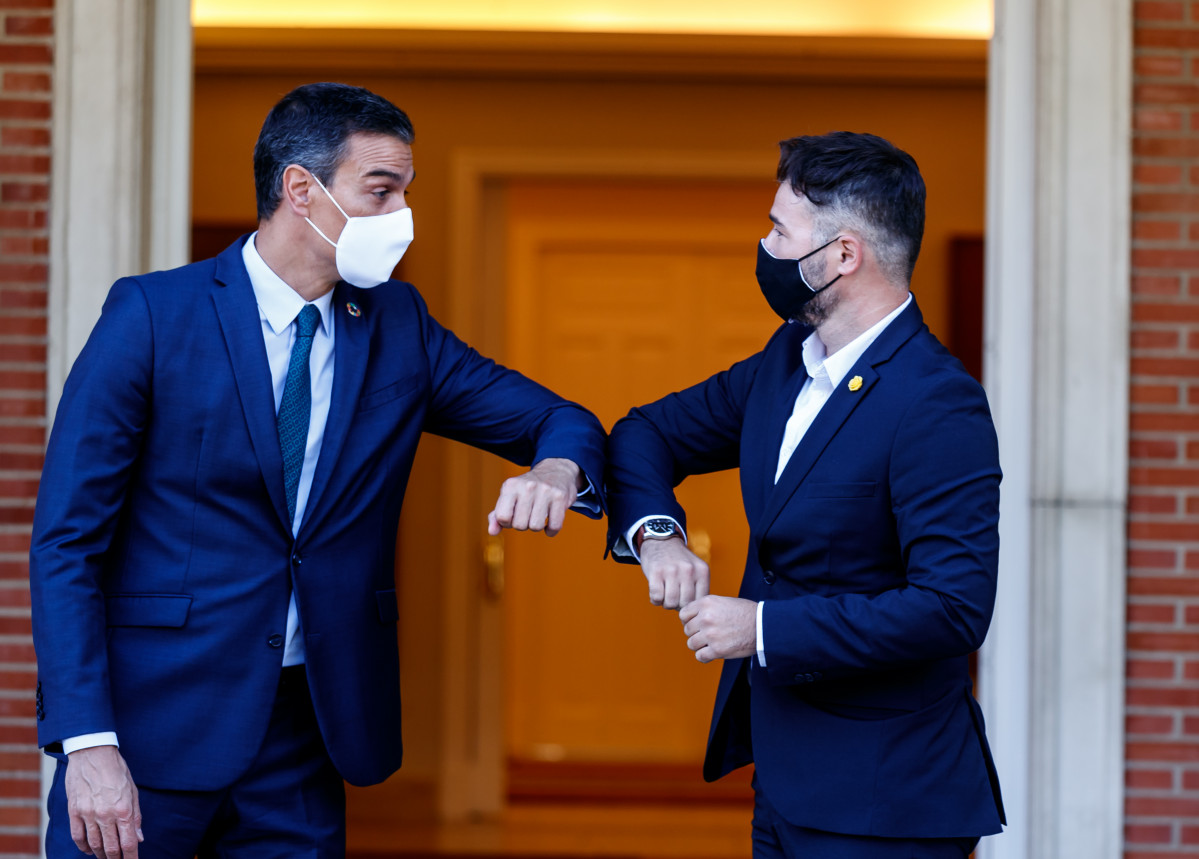 El president de la Generalitat, Pedro Sánchez (i) i el Portaveu d'Esquerra Republicana (ERC) a al Congrés, Gabriel Rufián