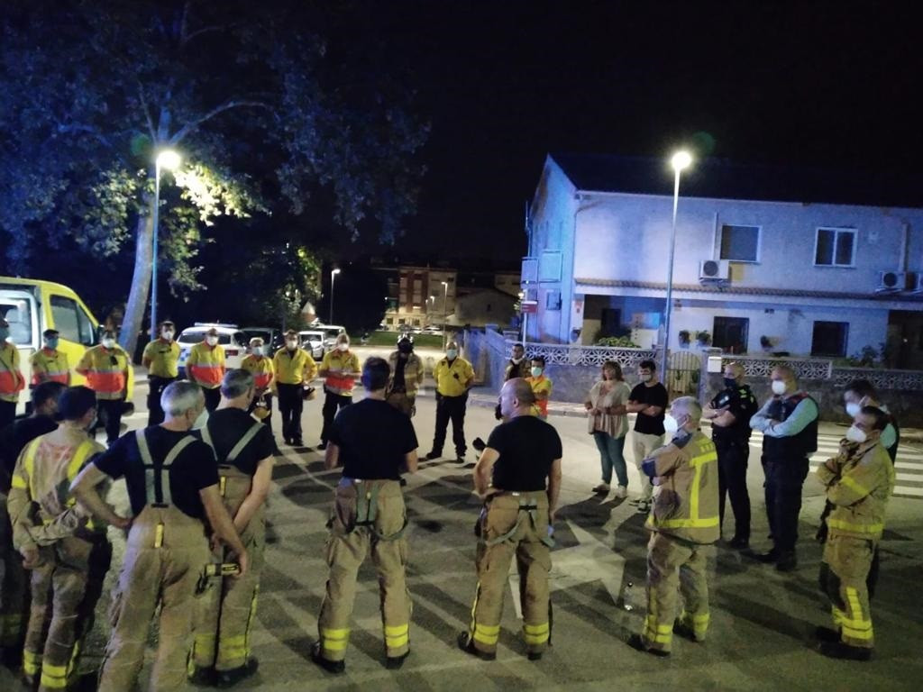 El Sem i els equips d'emergència durant l'operació en l'incendi a Palau-solità i Plegamans (Barcelona).