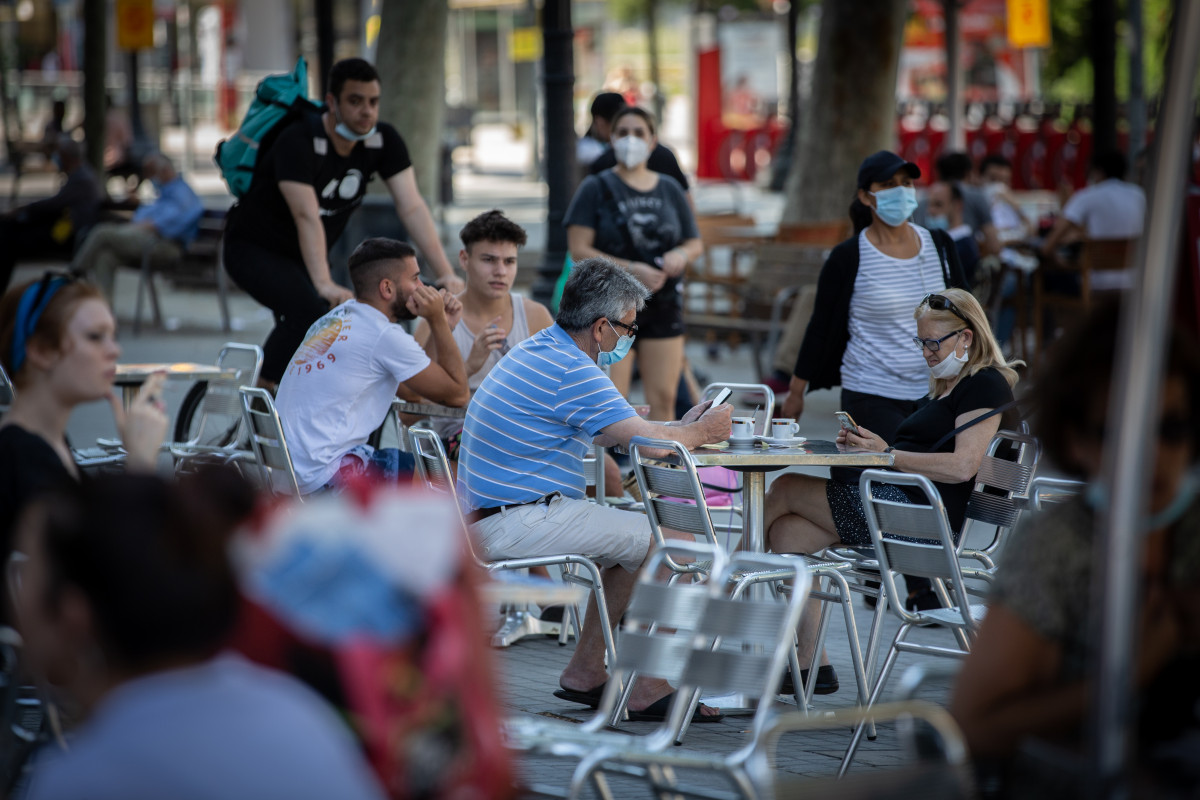 Diverses persones gaudeixen a la terrassa d'un bar durant el segon dia de la reobertura a el públic de les terrasses a l'aire lliure dels establiments d'hostaleria i restauració