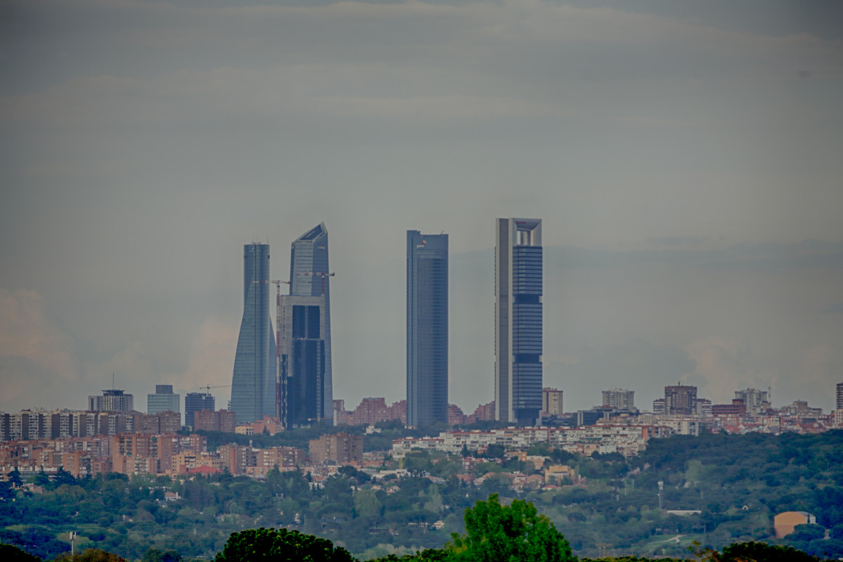 Panoràmica de Madrid presa des de la Casa de Camp, en les rodalies de Pozuelo d'Alarcón (Comunitat de Madrid / Espanya) a 18 d'abril de 2020. La contaminació per diòxid de nitrogen (NO2), el contaminant més important de la capital, ha descendit o