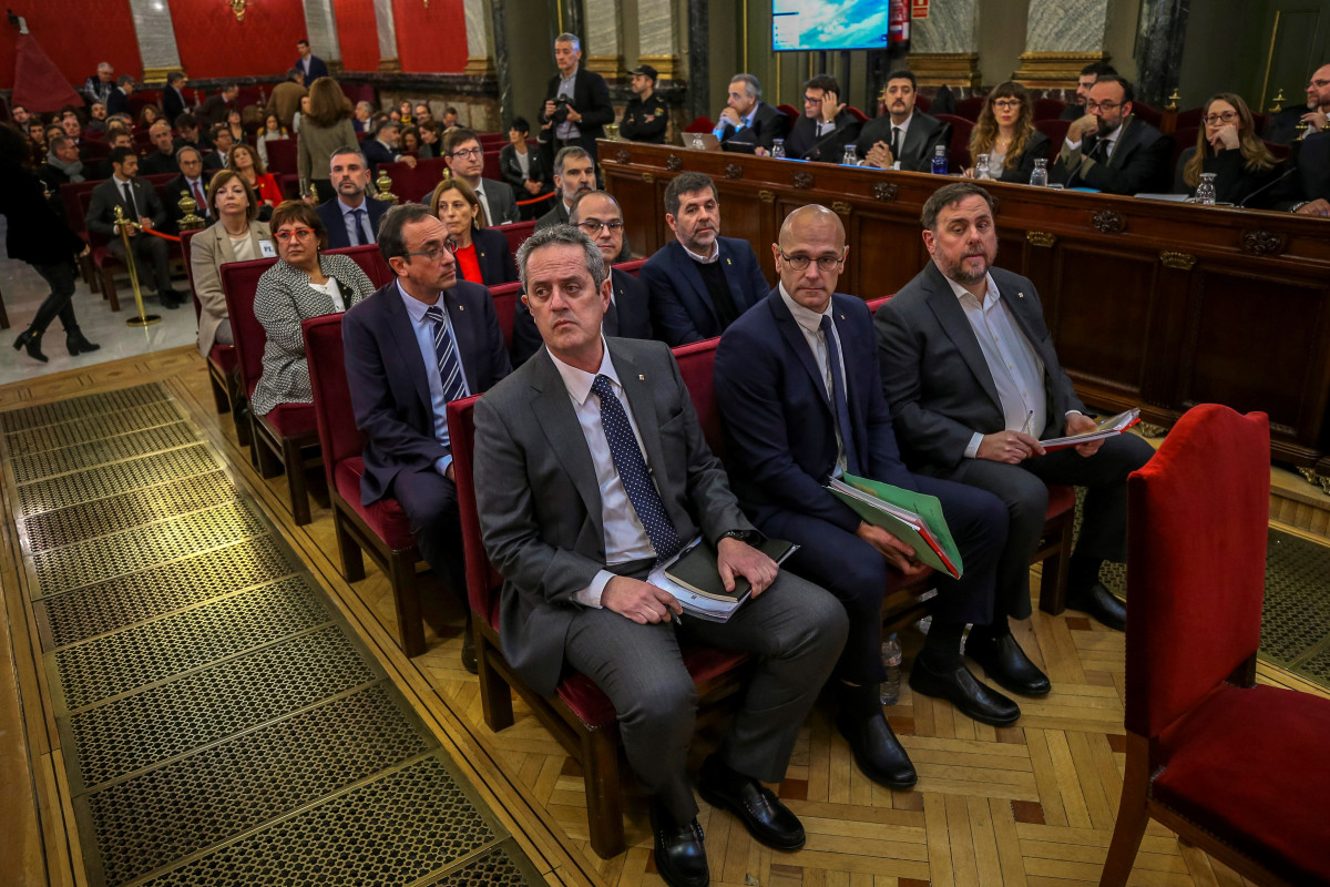 Els dotze líders independentistes acusats pel procés sobiranista català que va derivar en la celebració de l'1-O i la declaració unilateral d'independència de Catalunya (DUI), a la banqueta de l'Tribunal Suprem a l'inici de l'judici de l'