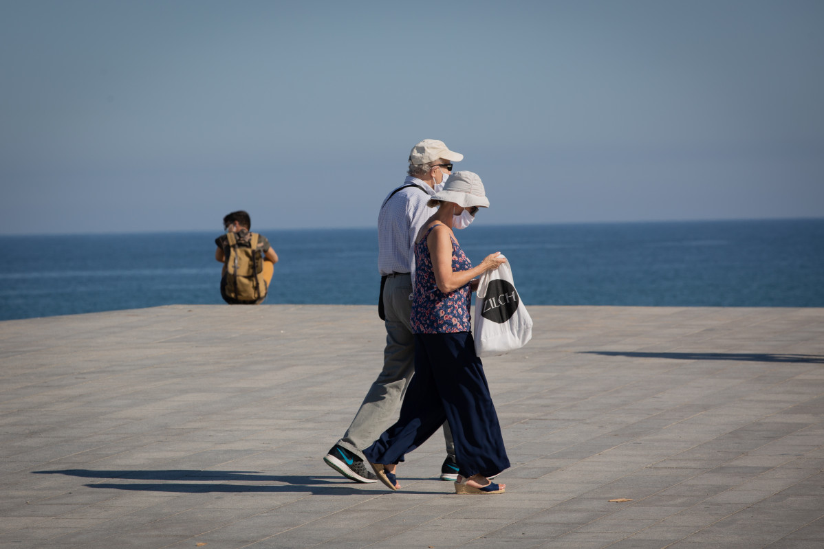 EuropaPress 3155132 dues persones protegides mascaretes passegen passeig marítim platja barceloneta