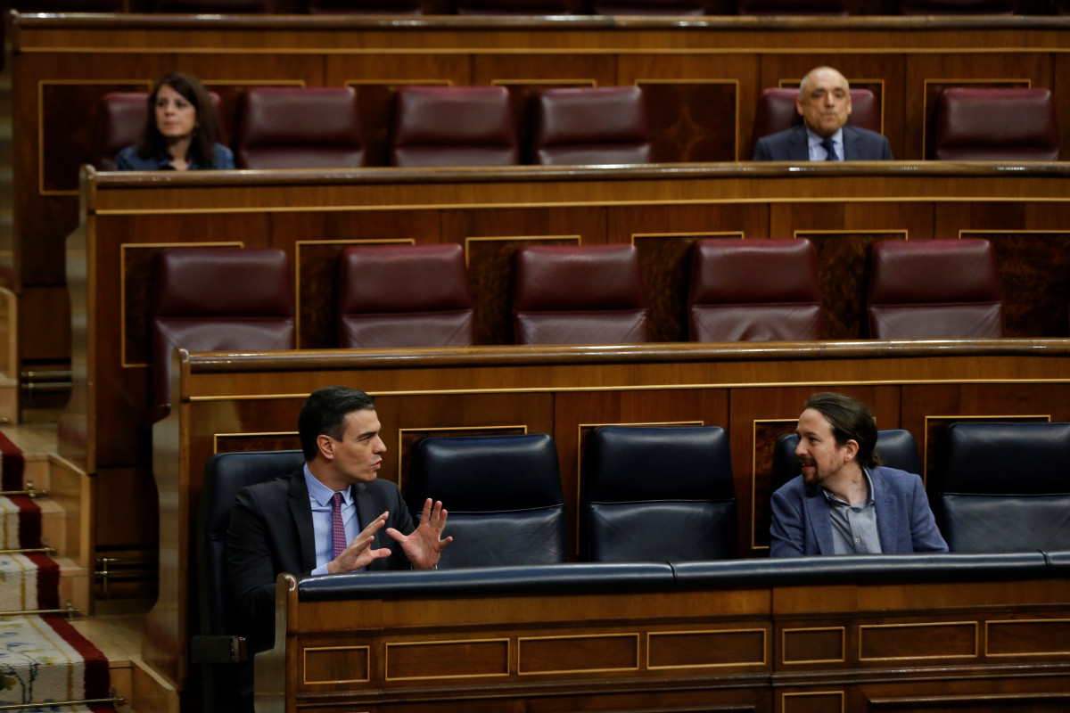 El president de Govern, Pedro Sánchez (i), conversa amb el vicepresident segon, Pablo Iglesias, aquest dimecres, durant una sessió de control a Govern al Congrés dels Diputats, a Madrid (Espanya), a 29 d'abril de 2020.