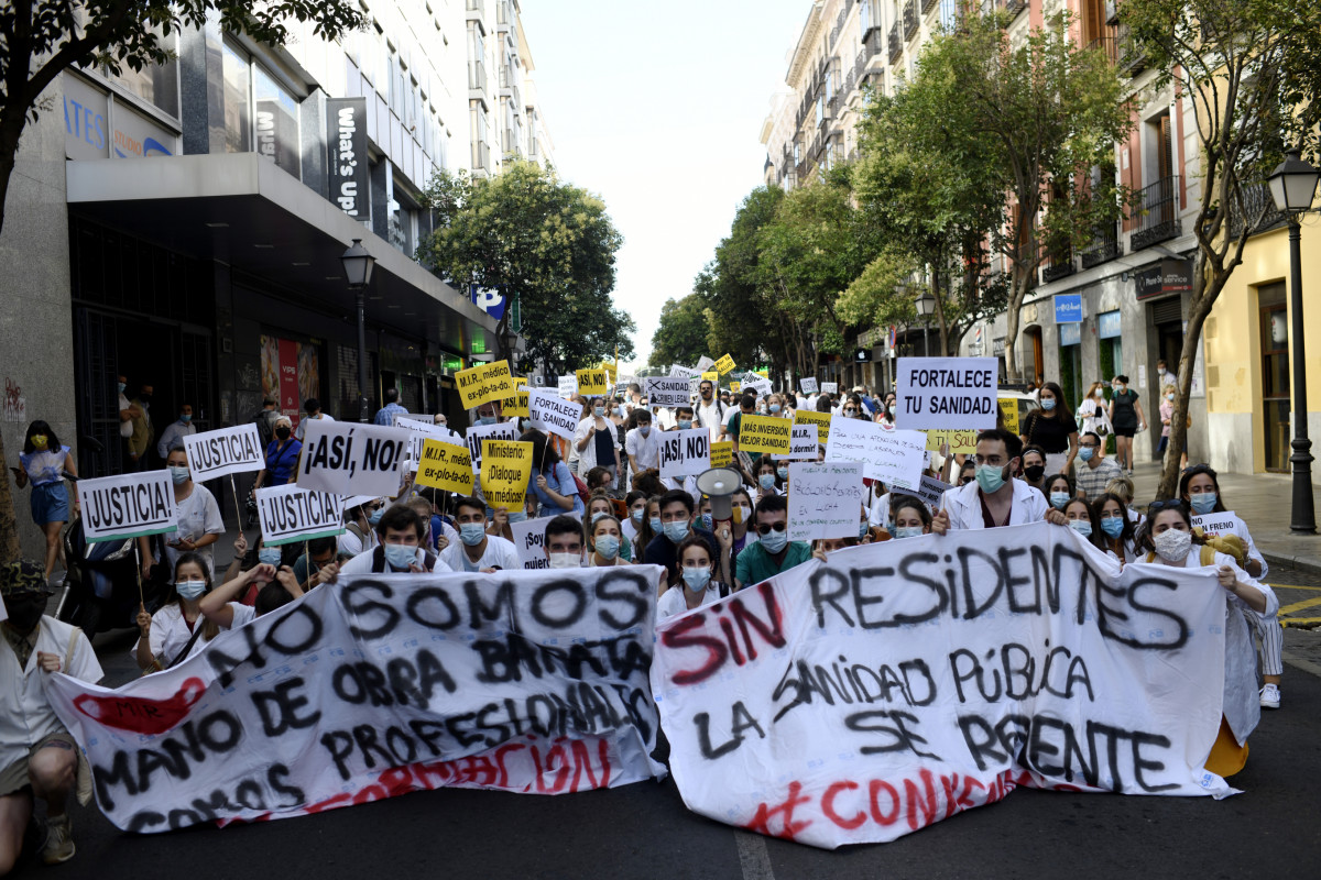 Convocats pel Comitè dels Metges Interns Residents (MIR) els metges residents de la Comunitat de Madrid es manifesten de nou hui dilluns, just quan es compleix una setmana de vaga indefinida.