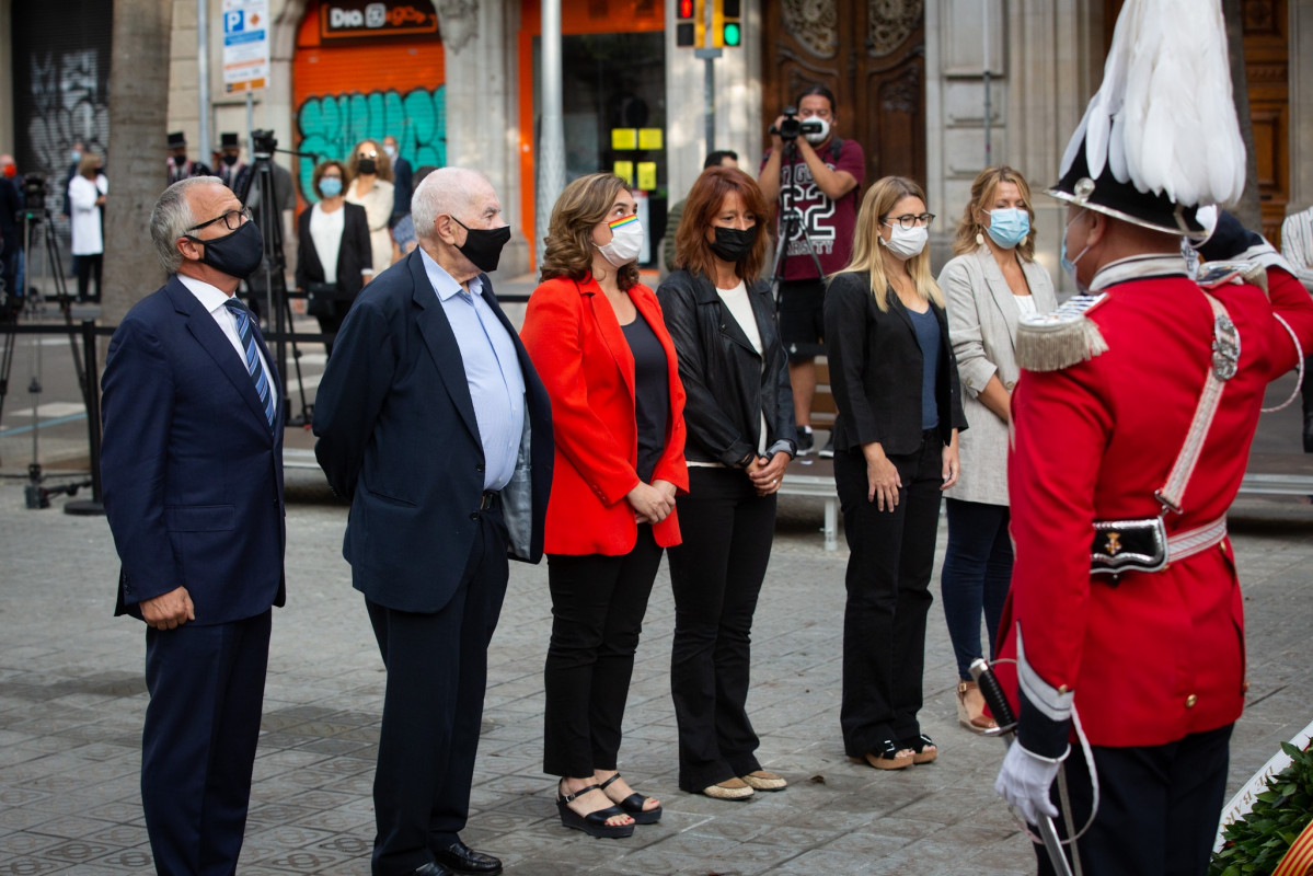 Josep Bou (PP), Ernest Maragall (ERC), l'alcaldessa de Barcelona, Ada Colau, Laia Bonet (PSC), Elsa Artadi (JxCat) i Eva Parera (BCN Canvi) en l'ofrena floral de l'Ajuntament al monument de Rafael Casanova amb motiu de la Diada.
