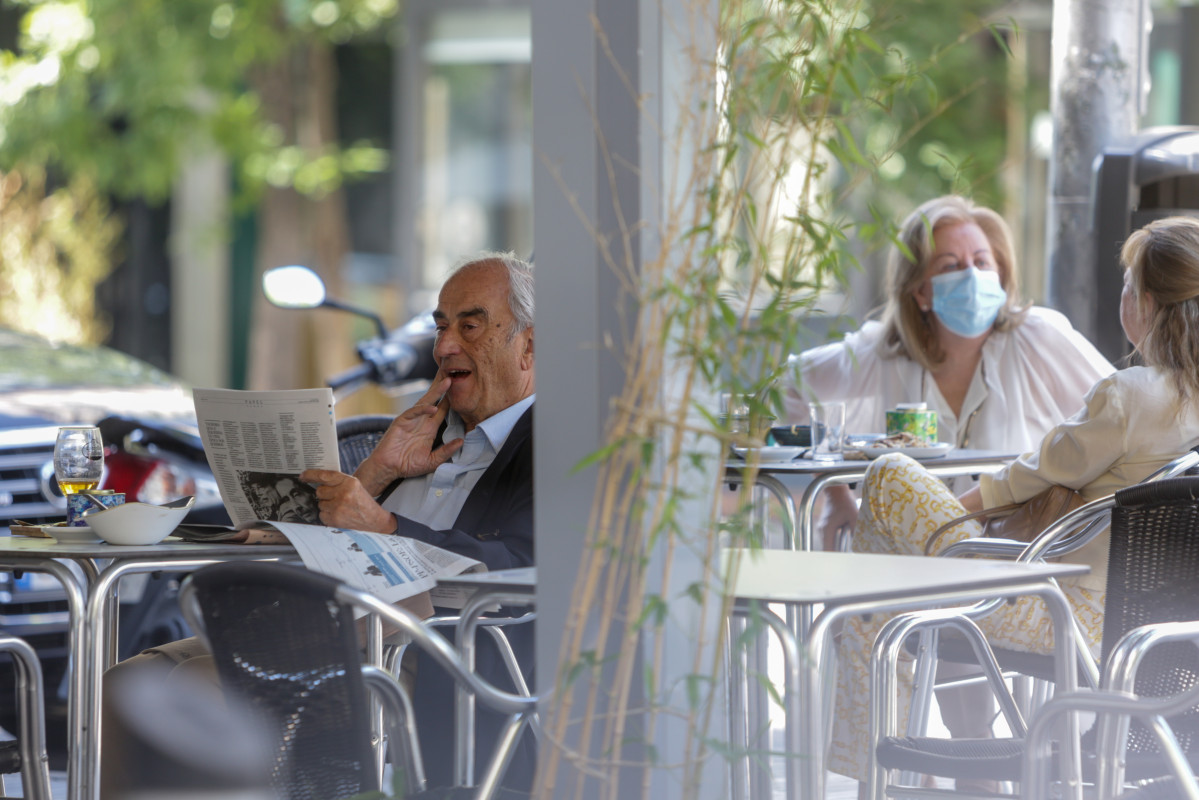 Diverses persones en una terrassa d'un restaurant de Madrid (Espanya), a 22 de juny de 2020.