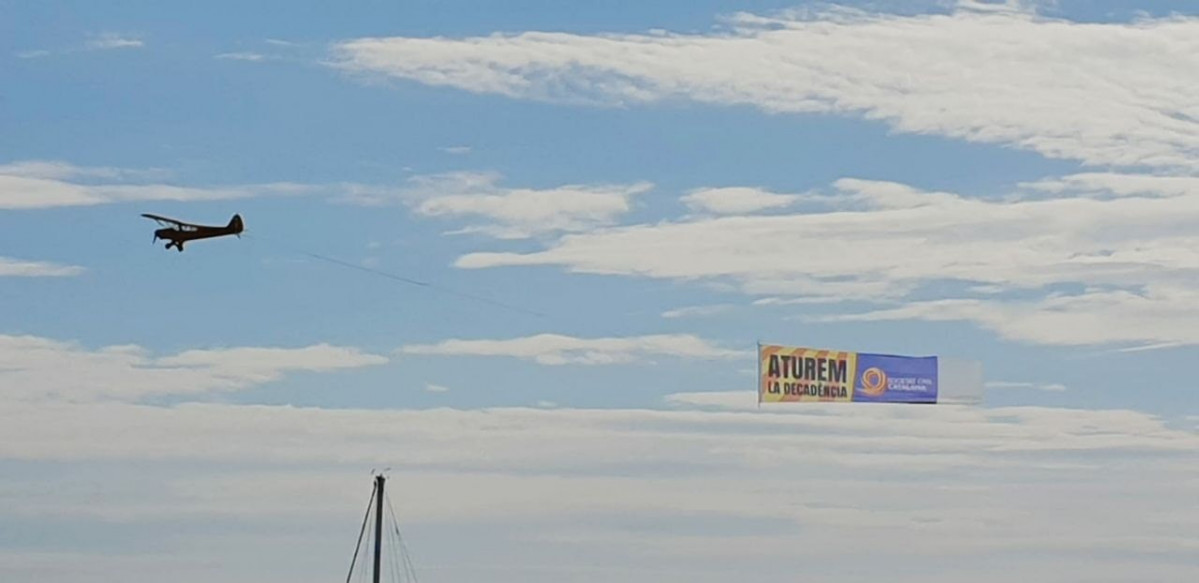 Una Avioneta De Societat Civil Catalana (SCC) Sobrevola Barcelona Amb La Pancarta 'Aturem La Decadència' A La Diada De l'11 De Setembre De 2020