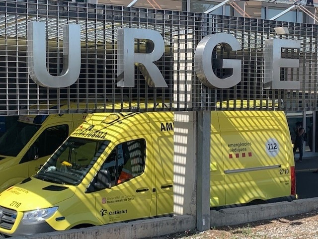 Una ambulància a l'àrea d'urgències de l'Hospital Universitari Arnau de Vilanova de Lleida, aquest dimecres