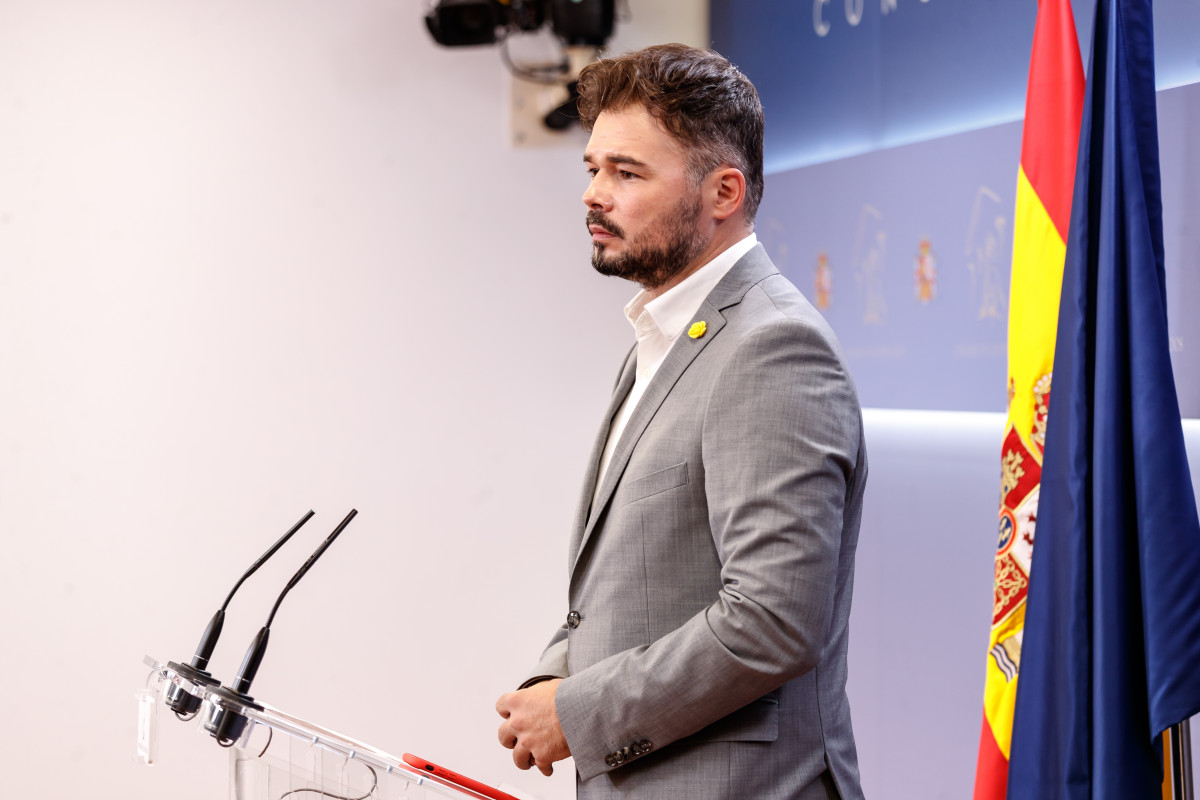 El portaveu d'ERC al Congrés dels Diputats, Gabriel Rufián, durant la seva intervenció en una roda de premsa convocada abans de la reunió de la Junta de Portaveus, a Madrid (Espanya), a 15 de setembre de 2020.