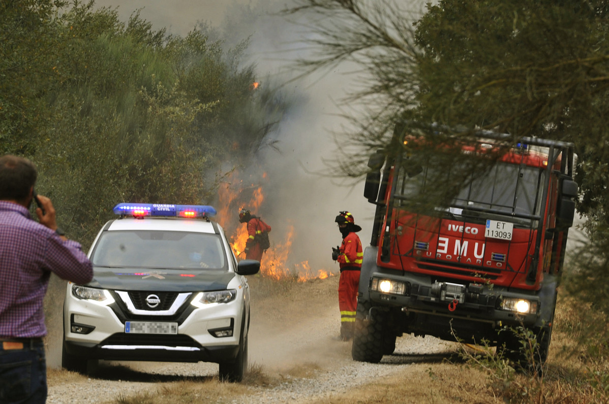 Efectius de la Guàrdia Civil i de la UME treballen en les tasques d'extinció d'un incendi a la parròquia de Montes, a Cualedro, Ourense, Galícia (Espanya), a 14 de setembre de 2020. El foc ha arrasat unes 800 hectàrees de superfície des que fu